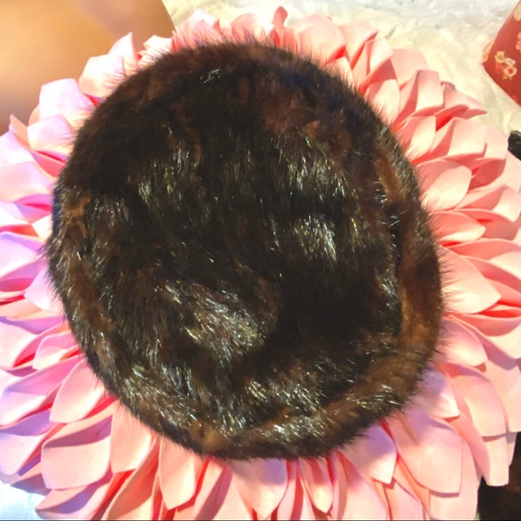 SAKS FIFTH AVE WOMEN'S MINK HAT… - Picture 5 of 11